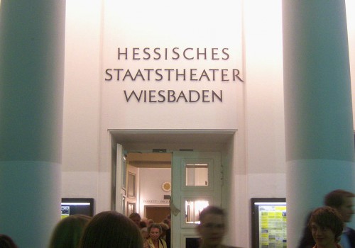 Hessisches Staatstheater in Wiesbaden (Bild by Jivee Blau [CC BY-SA 3.0], via Wikimedia Commons)