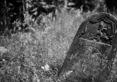 Tombstone in Jewish cemetery (adapted) (Image by Jakub Jankiewicz [CC BY-SA 2.0] via Flickr)