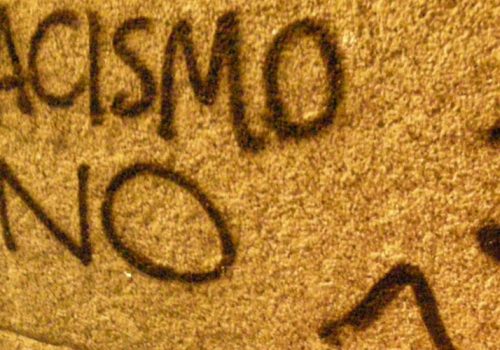 Racismo no (adapted) (Image by Daniel Lobo [CC BY 2.0] via Flickr)