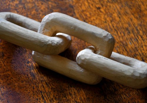Chain links (adapted) (Image by Yandle [CC BY 2.0] via flickr)