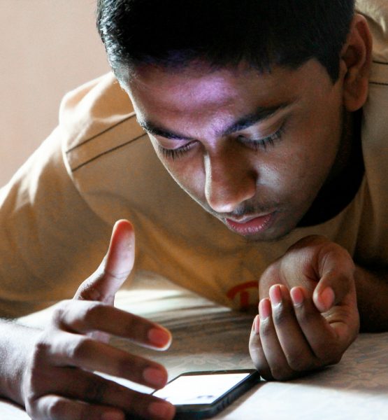 smartphone teen (adapted) (Image by Pabak Sarkar [CC BY 2.0] via flickr)