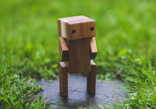 Hölzener Roboter (Image by kaboompics (CC0 Public Domain) via Pixabay)