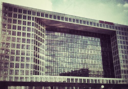 Der Spiegel (adapted) (Image by BineWagner [CC BY-SA 2.0] via Flickr)