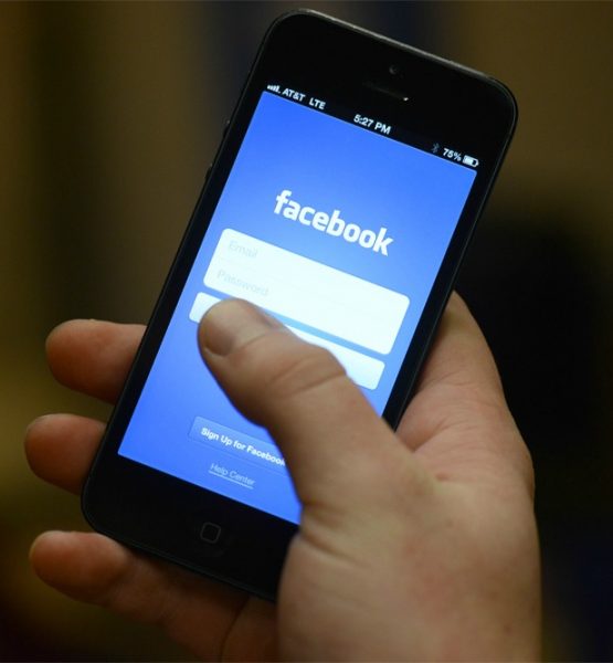 Facebook messenger portable (adapted) (Image by downloadsource.fr [CC BY 2.0] via Flickr)