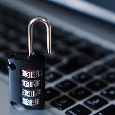 Computer Sicherheit Vorhängeschloss (adapted) (Image by TheDigitalWay [CC0 Public Domain], via pixabay)