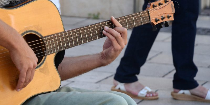 Gitarre (adapted) (Image by tresdetres [CC0 Public Domain] via pixabay)