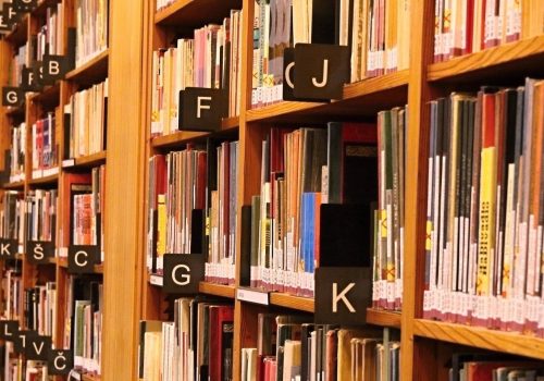 Bücher (adapted) (Image by jenikmichal [CC0 Public Domain] via pixabay