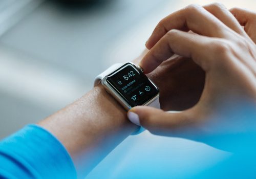 smartwatch (adapted) (image by Free-Photos [CC0] via pixabay)