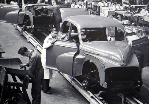 Automobilindustrie(adapted)(Image by MikesPhotos[CC0 Domain] via Pixabay)