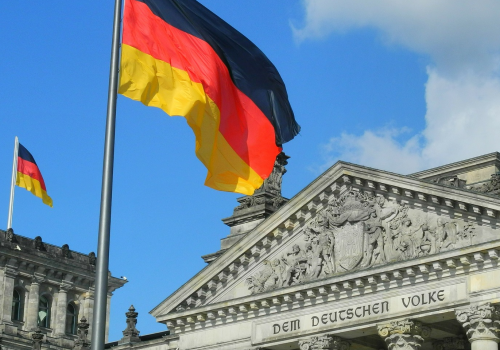 Flagge (adapted) (Image by karlherl [CC0 Public Domain] via Pixabay)