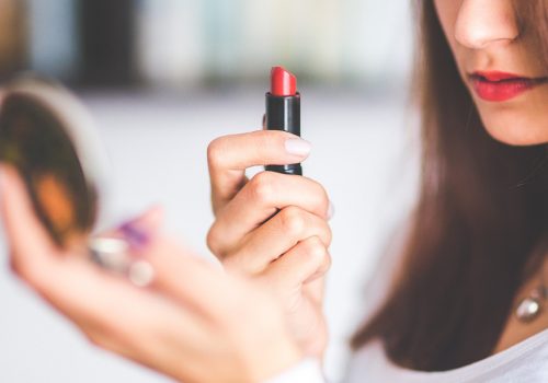 Lippenstift (adapted) (Image by kaboompics [CC0 Public Domain] via Pixabay)