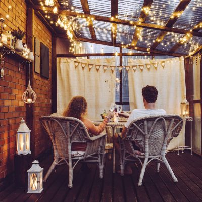 Symboldbild für einen smarten Balkon mit automatisch gesteuertem Licht
