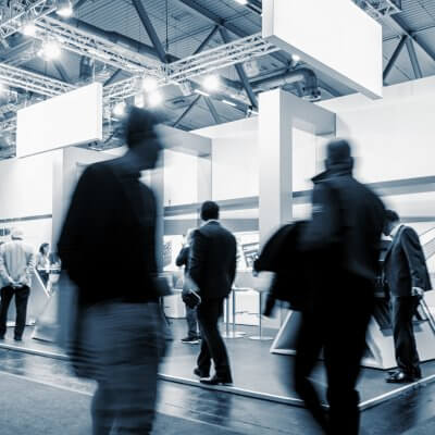 Menschen auf einer Messe