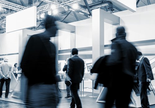 Menschen auf einer Messe
