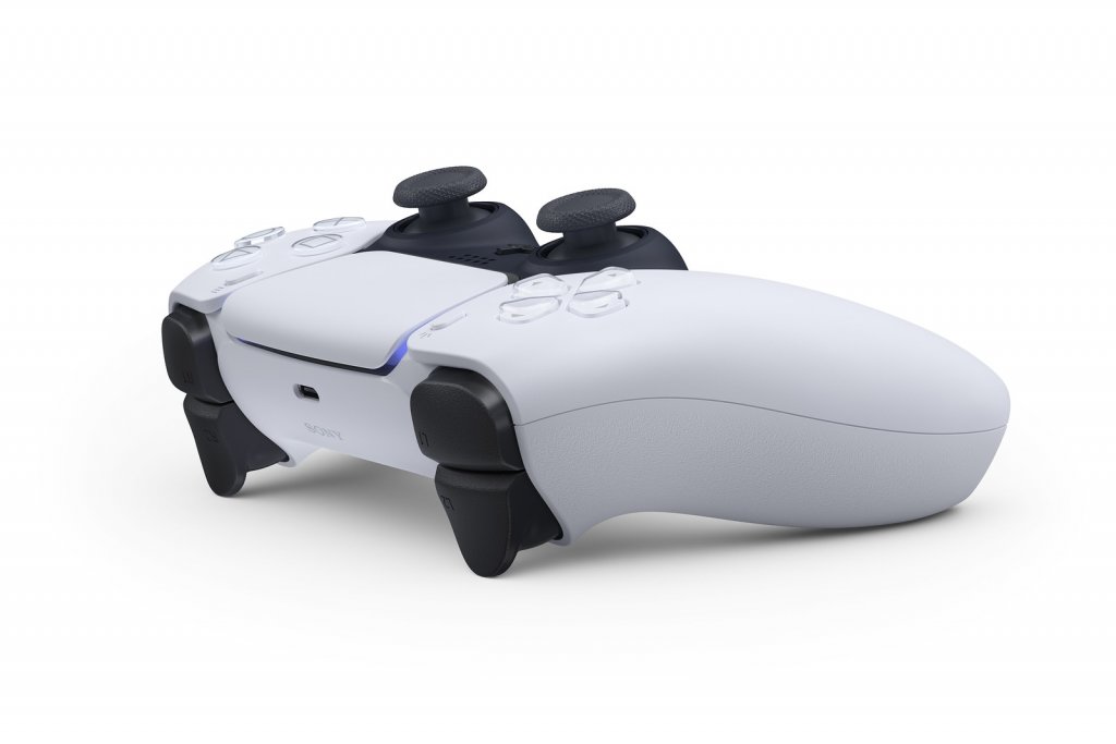 Der DualSense-Controller aus der Schräge.