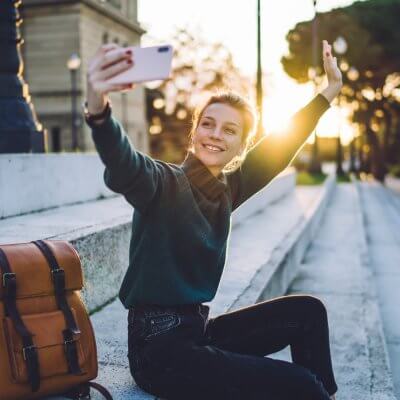 Instagramerin macht ein Selfie von sich.