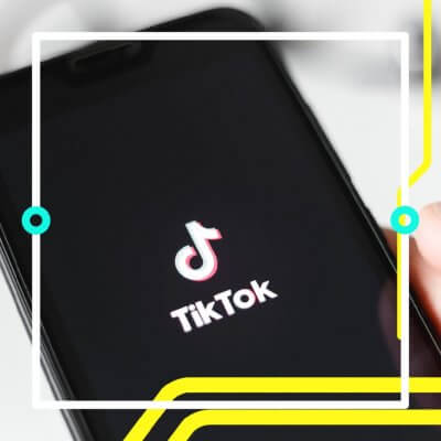 Erfolg auf TikTok / Image by vladdeep - stock.adobe.com edited by Moritz Stoll