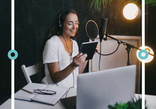 Frau mit Kopfhörern und Mikro - Titelbild zu " Aufbau von Podcast-Episoden, die im Kopf bleiben" / Foto von © polinaloves via Adobe Stock