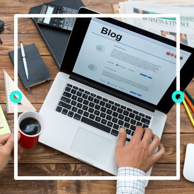 Mann hält ein Heißgetränk in der Hand und schreibt an einem Blog