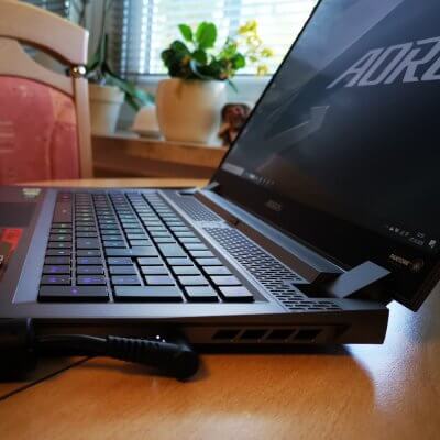 Ein Gigabyte Aorus Laptop von der Seite