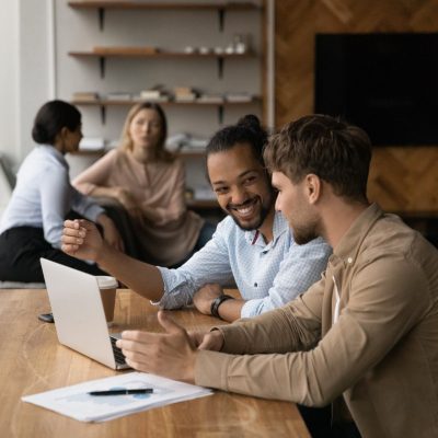 Zwei Mitarbeiter arbeiten im Rahmen on New Work in einem Büro an einem gemeinsamen Projekt
