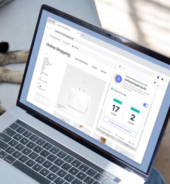 Ein Laptop, auf dem eine Seite geöffnet ist und die Startpage Browser-Erweiterung Informationen über Tracker und gesammelte Cookies liefert.