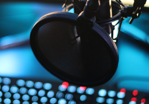 Ein Mikrofon hängt vor einem Streaming-Rechner.