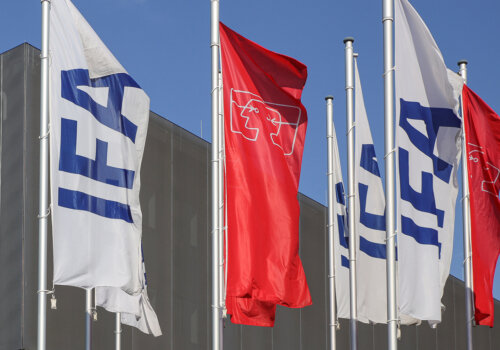 Fahnen von der IFA flattern vor dem Messegelände im Wind