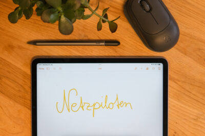 Ein iPad Air auf dem mit Zubehör "Netzpiloten" geschrieben steht.