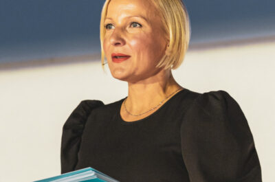 Jeannine Koch von medianet berlinbrandenburg mit Moderationskarten in der Hand.