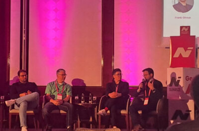 4 Speaker sitzen auf der Bühne des Chatbot Summit nebeneinander.