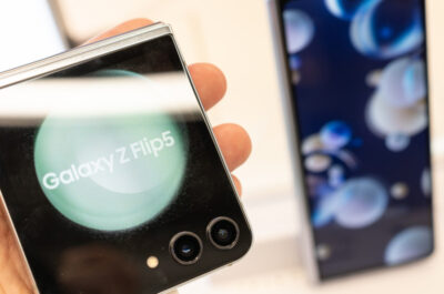 Samsung foldables im Store, einmal Z 5 Flip und das Z 5 Fold.