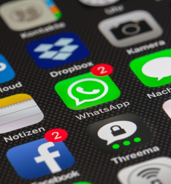 Mehrere Apps auf einem Smartphone. Im Mittelpunkt ist Whatsapp mit zwei neuen Nachrichten.